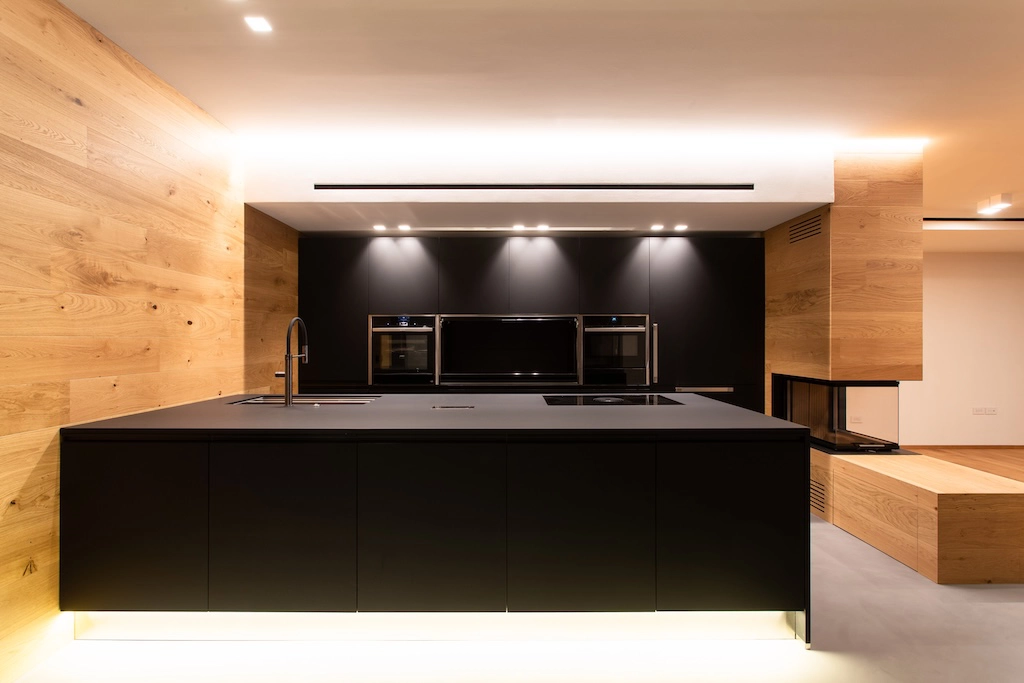 Casa BN — black island kitchen with columns and oak wood cladding, interior design Vicenza