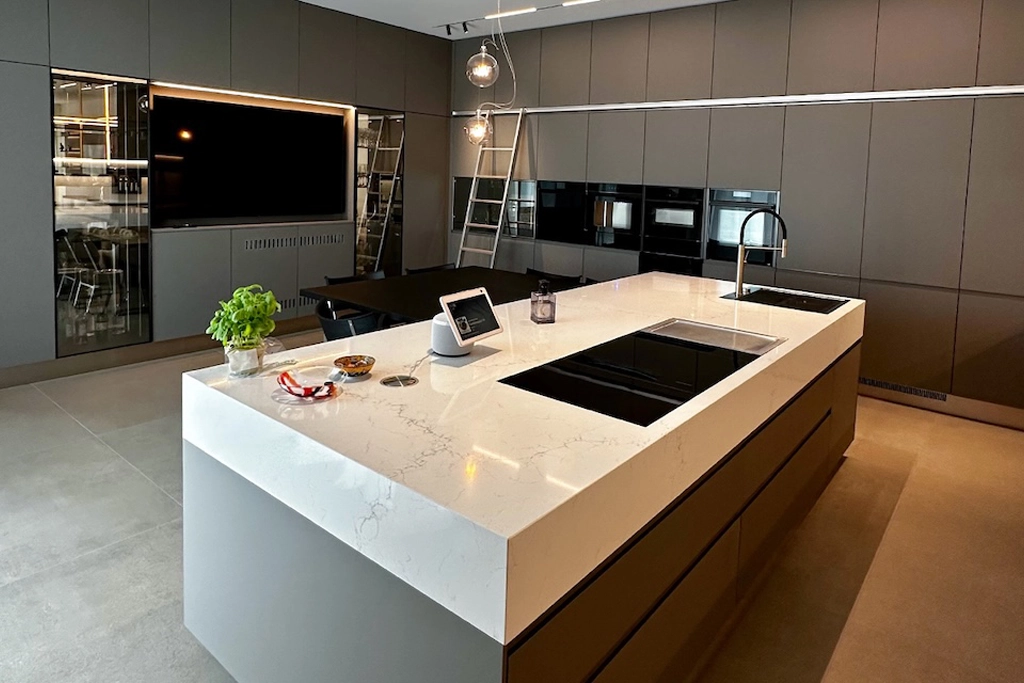 Casa CU — island kitchen with Calacatta marble worktop, grey columns and integrated appliances, interior design Vicenza