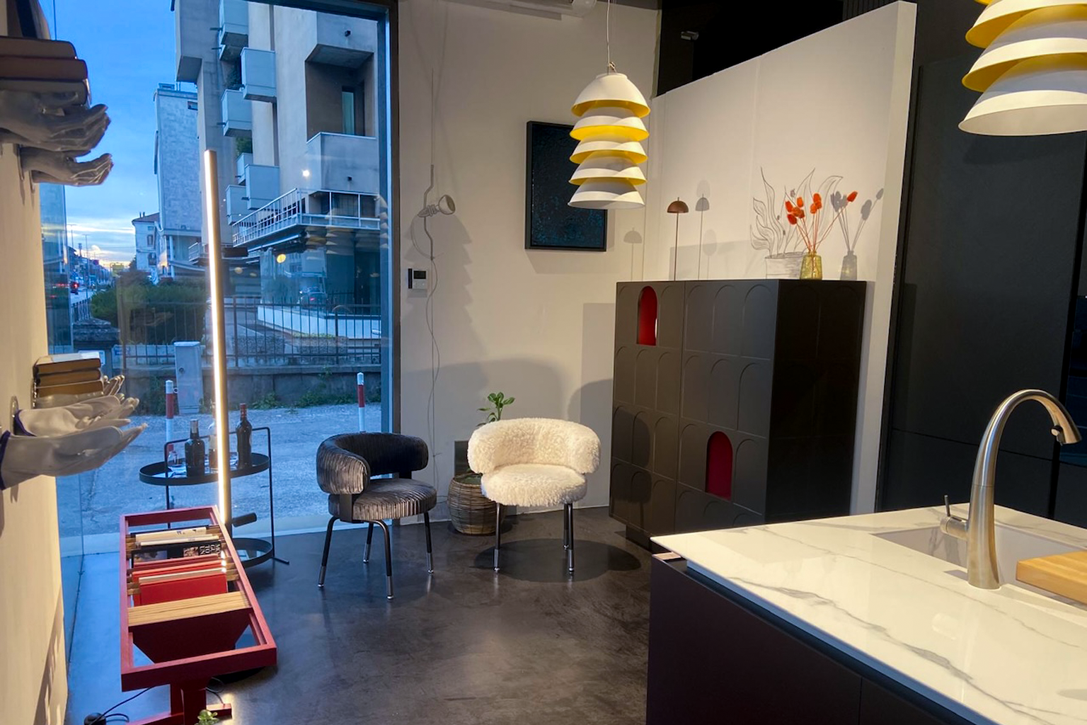 iNSIDE Studio Design Vicenza showroom interior with armchairs, designer lamps and displayed furniture
