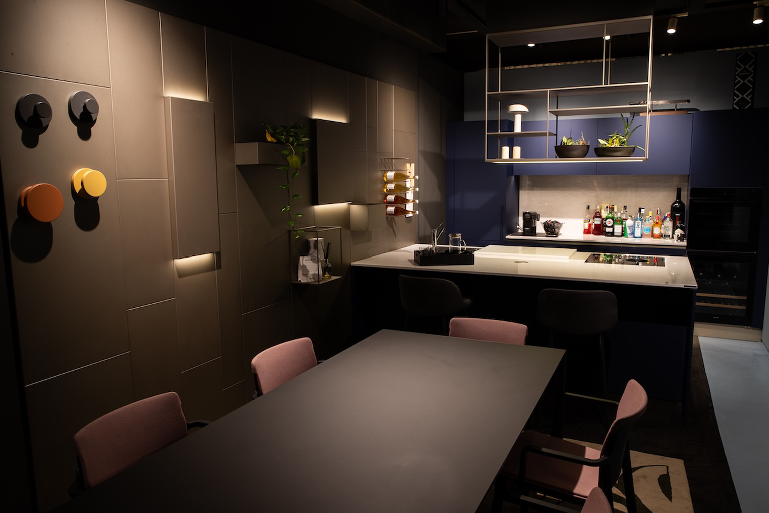 Modern blue and anthracite kitchen with dining table in the iNSIDE Studio Design showroom in Vicenza