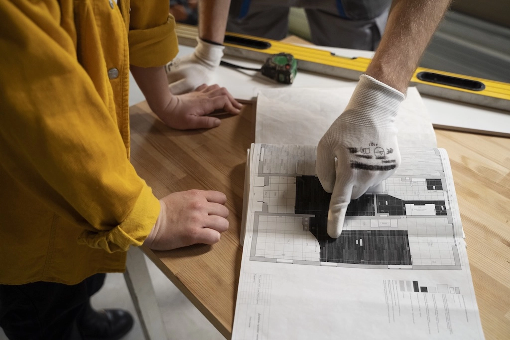 Specialist technician with floor plan during bespoke furniture installation — iNSIDE Studio Design Vicenza