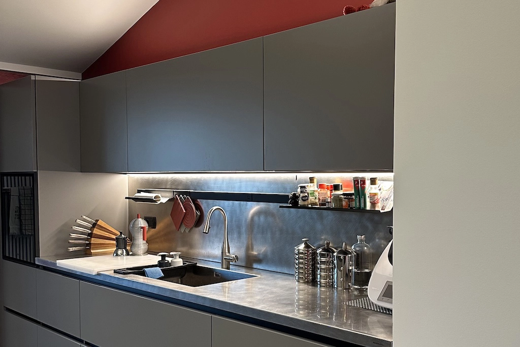 Casa BB — kitchen detail with grey wall units, stainless steel splashback and white marble worktop, interior design Vicenza
